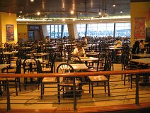 Guayaquil, Terminal Terrestre am fr�hen Morgen, die
            Restaurants sind noch meist geschlossen, auch wenn die
            Gittertore bereits ge�ffnet und die Restaurants bereits
            beleuchtet sind (03)