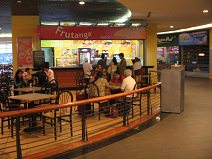 Guayaquil, Terminal Terrestre am fr�hen
                        Morgen, die Restaurants sind noch meist
                        geschlossen, auch wenn die Gittertore bereits
                        ge�ffnet und die Restaurants bereits beleuchtet
                        sind (04)