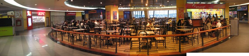 Guayaquil, Terminal Terrestre am fr�hen
                        Morgen, die Restaurants sind noch meist
                        geschlossen, auch wenn die Gittertore bereits
                        ge�ffnet und die Restaurants bereits beleuchtet
                        sind, Totale