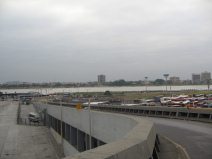 Guayaquil, Terminal Terrestre, bajando la
                          rampa (02)
