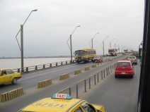 Puente sobre el R�o Babahoyo (01), la
                          franja divisoria central