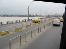 Puente sobre el R�o Babahoyo (05), franja
                          divisoria central