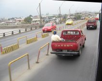 Puente sobre el R�o Babahoyo (06),
                          transporte de personas en una superficie de
                          carga