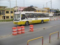 Dur�n, un bus regional en amarillo y
                          blanco
