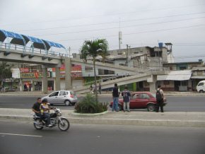 Dur�n, puente peatonal sin escaleras con
                          techo