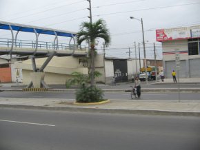 Dur�n, otro puente peatonal sin escaleras
                          con techo