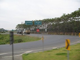 Dur�n-Machala: campos al cruce de las
                          carreteras nacionales no. 70 y no. 25, se�ales
                          a Guayaquil o a Milagro