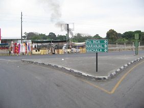 Cruce cerca del pueblo "General
                          Pedro Montero" con se�ales a Puerto Inca,
                          a Naranjal y a Machala (carreteras nacionales
                          no. 70 y 25)