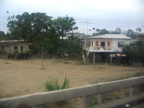 Una casa de plantaci�n en columnas cerca de Puerto
            Inca