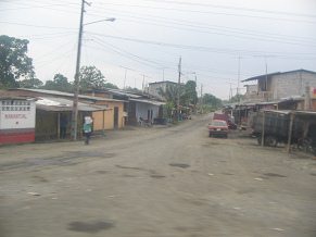 Pasaje de un pueblo (Hacienda Los
                          Alamos?), calle sin pavimento