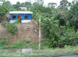 Naranjal-Machala, casa de plantaci�n azul
                          con huecos sin ventanas