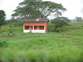 Naranjal-Machala, casa de plantaci�n en
                          blanco y rojo sin ventanas