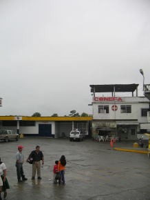 Naranjal-Machala, pasaje de un pueblo, un
                          grifo con restaurante
