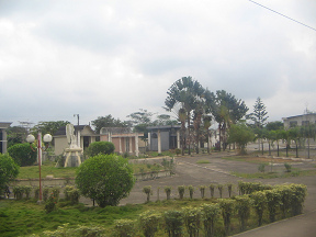 Pasaje de un pueblo antes de Machala,
                          borde del lugar con palmeras