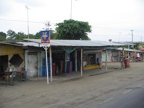 Dorfdurchfahrt ("El Mango" ?) mit
                        Wellblechhaus (Nationalstrasse Nr. 25)