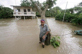 Palafito con inundaciones en
                                      enero 2008 en San Mateo