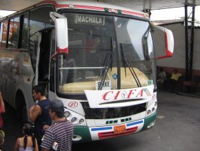 Machala, terminal de bus de
                                    CIFA, vista de frente de un bus de
                                    CIFA con la placa
                                    "Machala"
