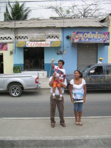 Terminal de bus de CIFA de
                                    Machala, gente haciendo se�as,
                                    diciendo chau