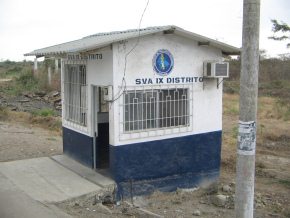 Panamericana entre Machala y Huaquillas,
                          una casita aduanera con logotipo