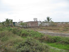 Panamericana entre Machala y Huaquillas
                          cerca de la frontera del Per� y Ecuador, casa
                          con tanque de agua