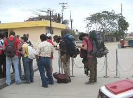 Aduana ecuatoriana, gringos con sus
                          mochilas grandes