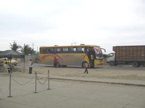 Aduana ecuatoriana, un bus de
                                    la empresa "Nambija"