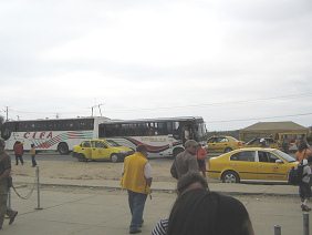 Aduana ecuatoriana, buses de
                                    las empresas "CIFA" y
                                    "Victoria"