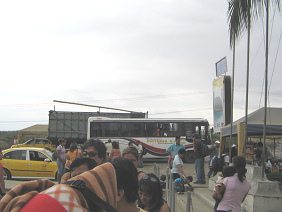 Aduana ecuatoriana, bus de la
                                    empresa "Victoria"