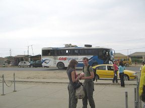 Aduana ecuatoriana, bus de la
                                    empresa "Oro Express"