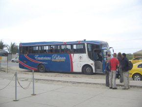 Aduana ecuatoriana, bus de la
                                    empresa "Ecuatoriano
                                    Pulman"