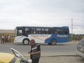 Aduana ecuatoriana, un bus
                                    urbano de Huaquillas