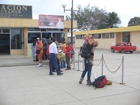 Aduana ecuatoriana, una
                          "gringa" con todas sus pertenencias
                          en su mochila