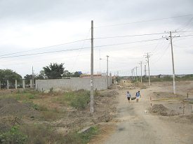 Aduana ecuatoriana, dos ecuatorianas
                          transportando una bombona de gas