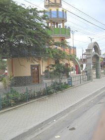 Huaquillas, parque infantil con una
                          torre