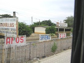 Huaquillas, colegio con chapa ondulada
                          "Gomez Guerrera", fundado el 8 de
                          julio de 1976
