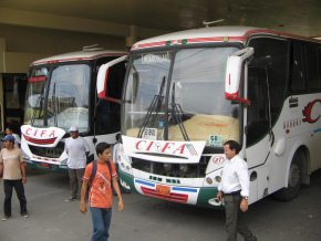 Huaquillas, terminal de bus, vista de
                          frente de buses de CIFA