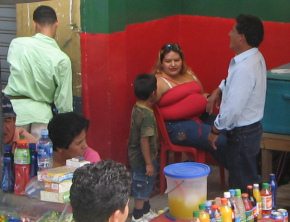 Huaquillas, salida del terminal de bus,
                          obesidad en persona