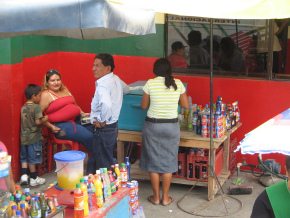 Huaquillas, salida del terminal de bus,
                          obesidad en persona, primer plano
