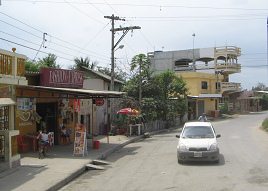 Huaquillas, imagen de la calle
                                    con casa grande al fondo