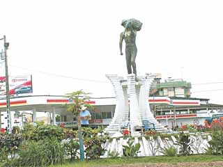 Ein
                          solcher Bananenarbeiter wurde in Machala in
                          einem Denkmal dargestellt [1,6]