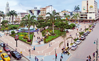 Plaza central de Machala (Parque Juan
                            Montalvo) con iglesia [1]