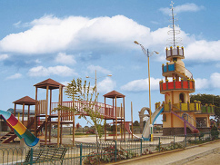 El parque infantil "Parque
                              Castillo" con su torre, vista
                              completa