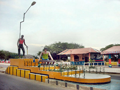 Monumento de f�brica de
                                    ladrillos en Huaquillas