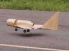 Copy of an airplane of
                the Columbia's Tolima Culture, it's flying well!