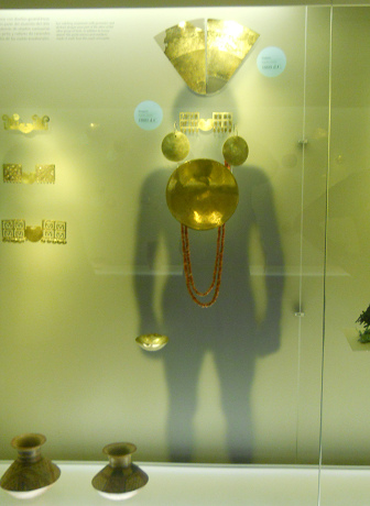 Goldschmuck aus der
                                Epoche "Narino" mit
                                Schattenbild, wie er am menschlichen
                                K�rper angebracht wird