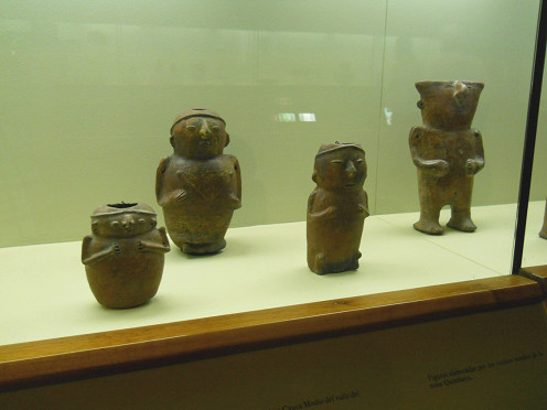 Keramik mit Statuetten von
                          Ausserirdischen mit grossen K�pfen und d�nnen,
                          Augen so gross wie der Mund, und mit d�nnen
                          �rmchen