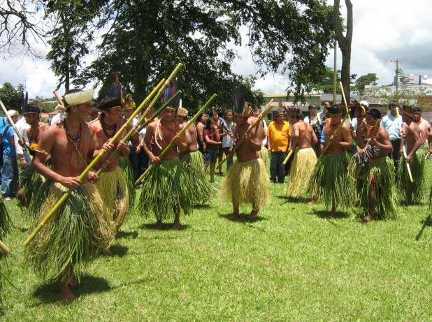 Ind�genas guaran�s en
                      Paraguay est�n sin selva en un prado o c�sped
                      est�ril