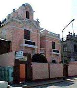Fassade des C�ceres-Museums in
                            Ayacucho
