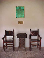 Quinua, Haus der Kapitulation: St�hle mit
                        Steinaltar