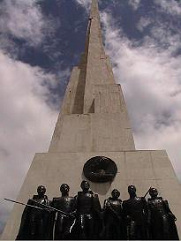 Quinua auf dem Feld, Schlachtdenkmal in spezieller
                Perspektive